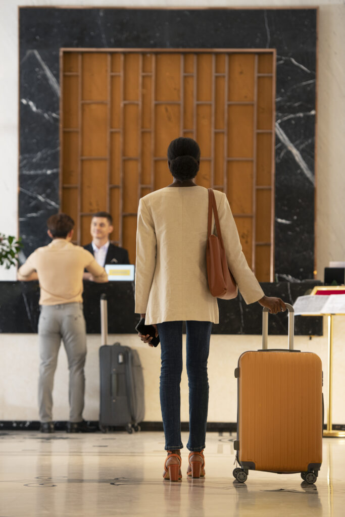 Gäste beim Check-in an der Rezeption – verkaufsstarkes Hotel-Copywriting für mehr Direktbuchungen